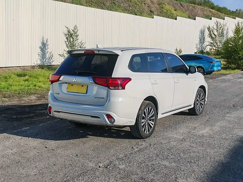 Mitsubishi Outlander — фото 10