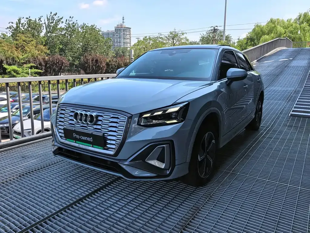Audi Q2L e-tron — фото 1