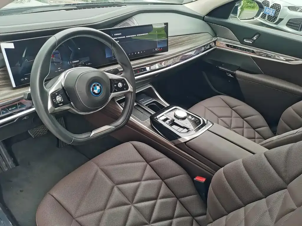 BMW i7 — фото 7