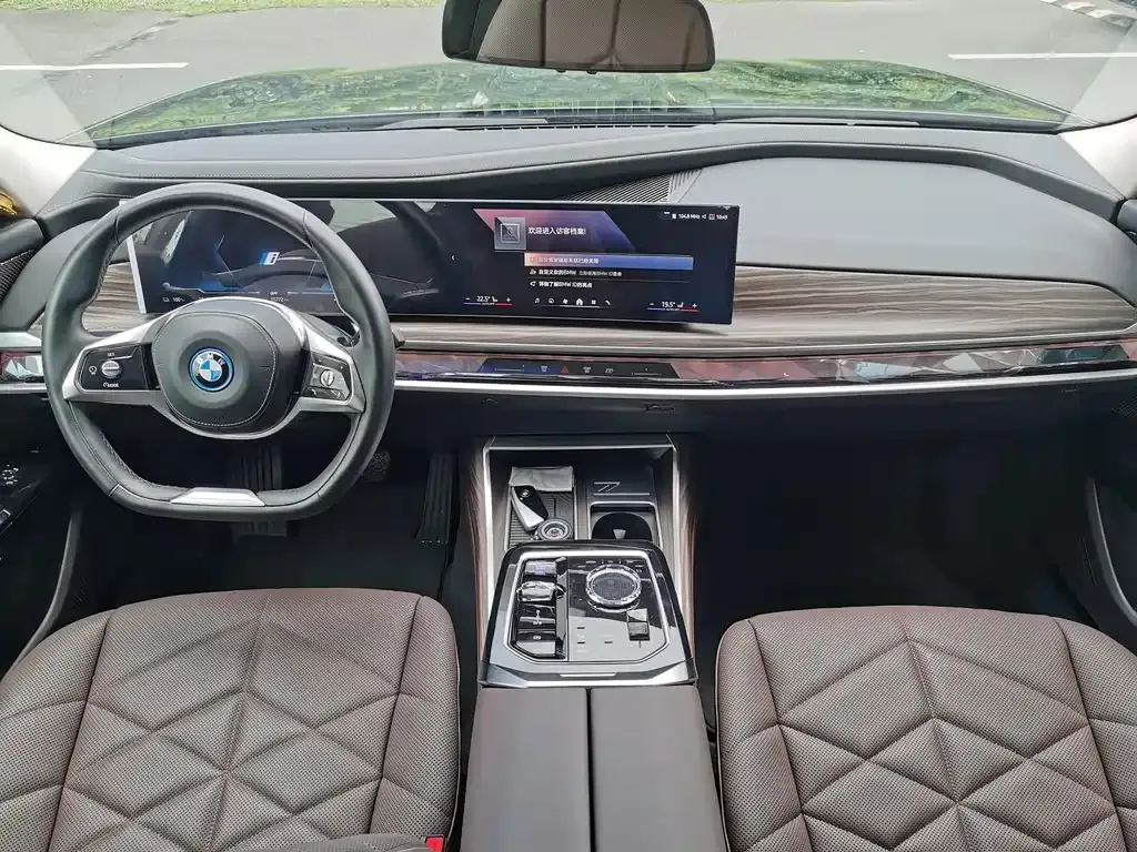 BMW i7 — фото 10