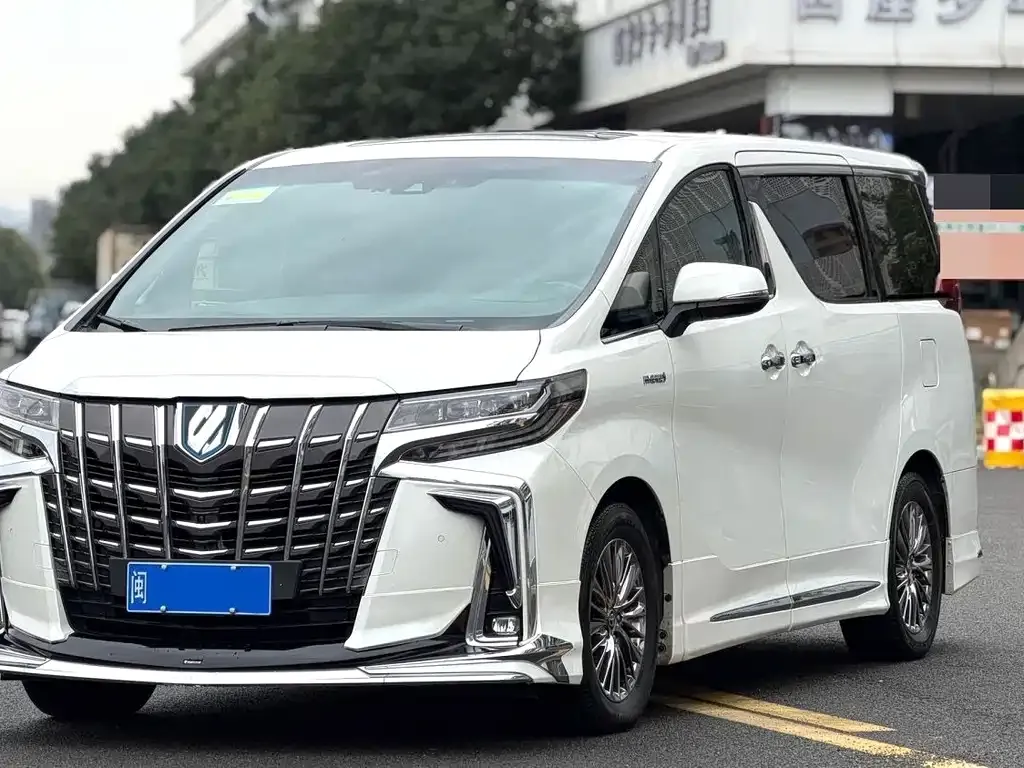 Toyota Alphard — фото 1