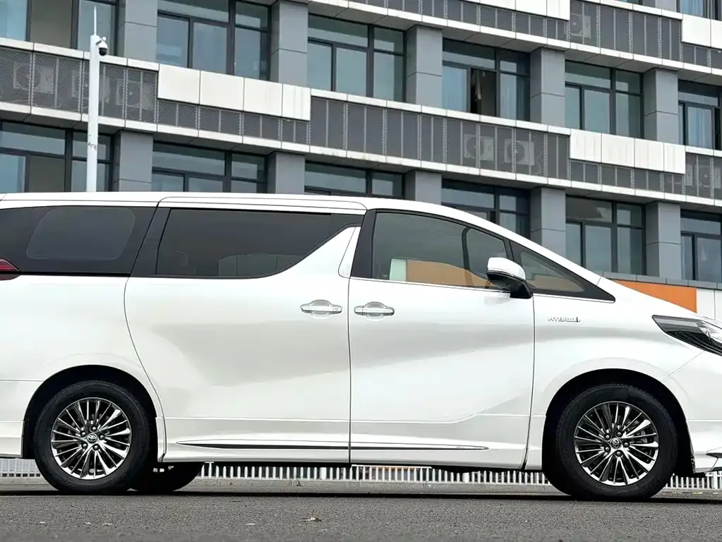 Toyota Alphard — фото 8