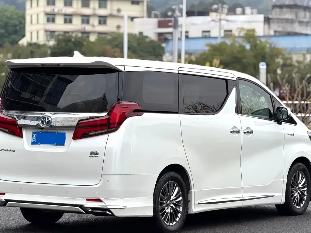 Toyota Alphard — фото 9