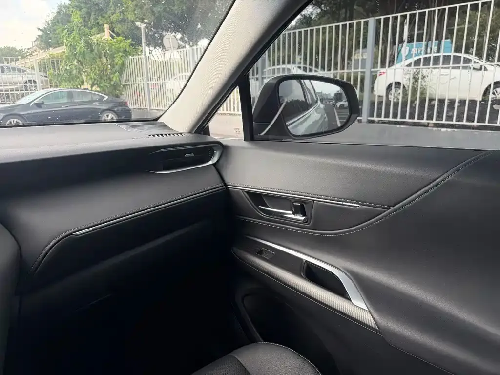 Toyota Harrier — фото 3