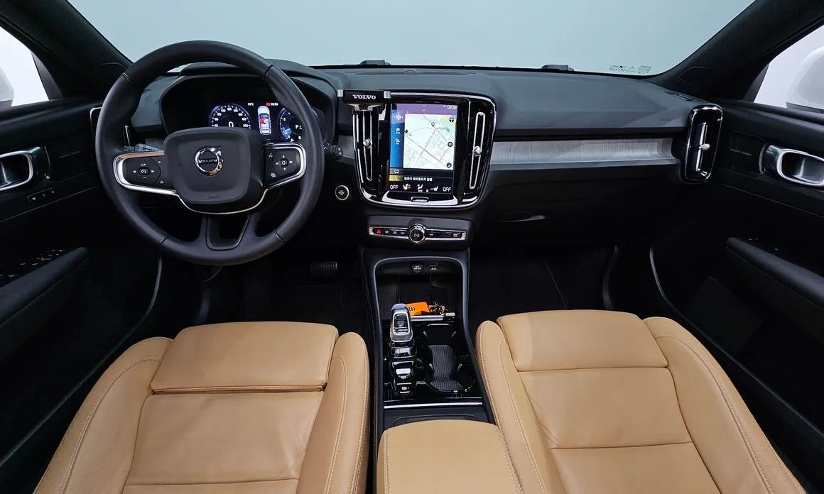 Volvo XC40 — фото 10