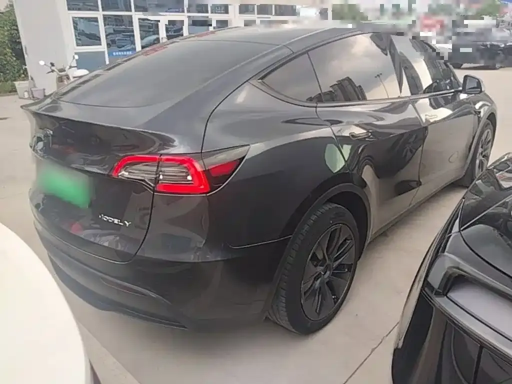 Tesla Model Y — фото 5