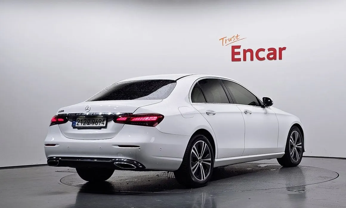 Mercedes-Benz E-Class — фото 7