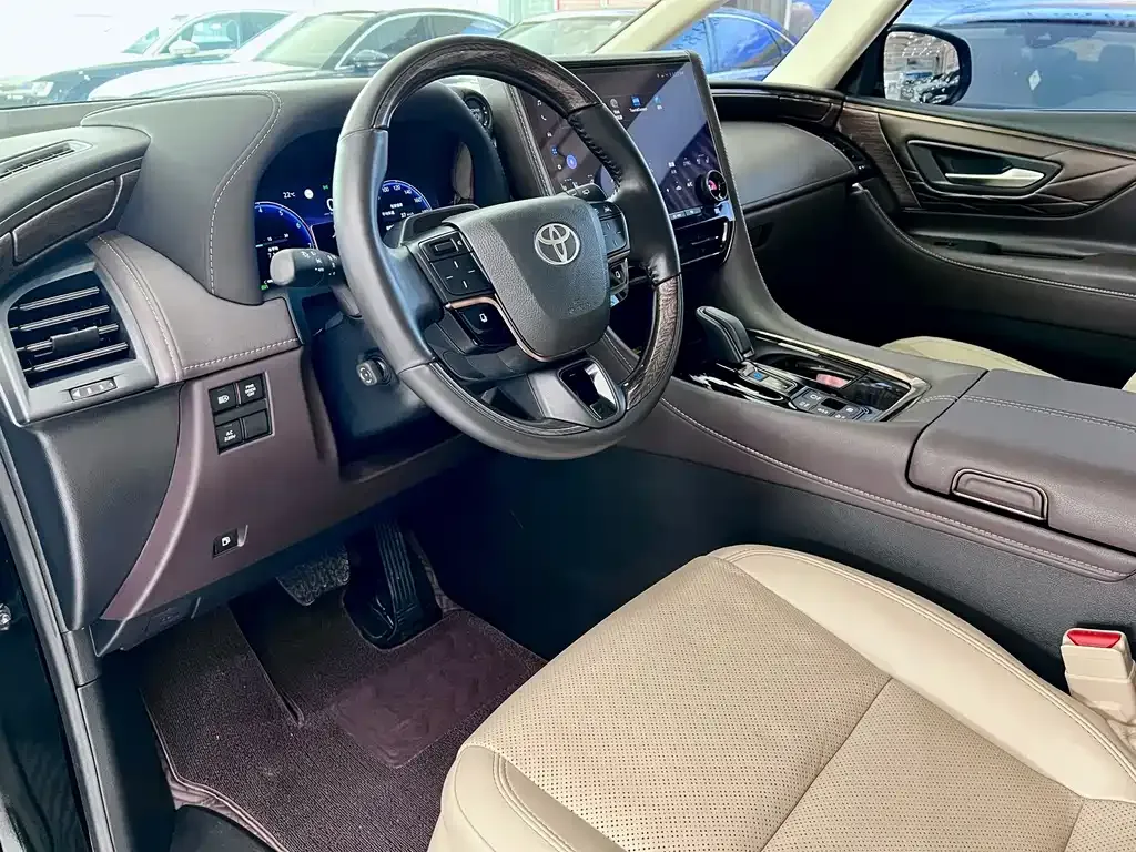 Toyota Alphard — фото 9