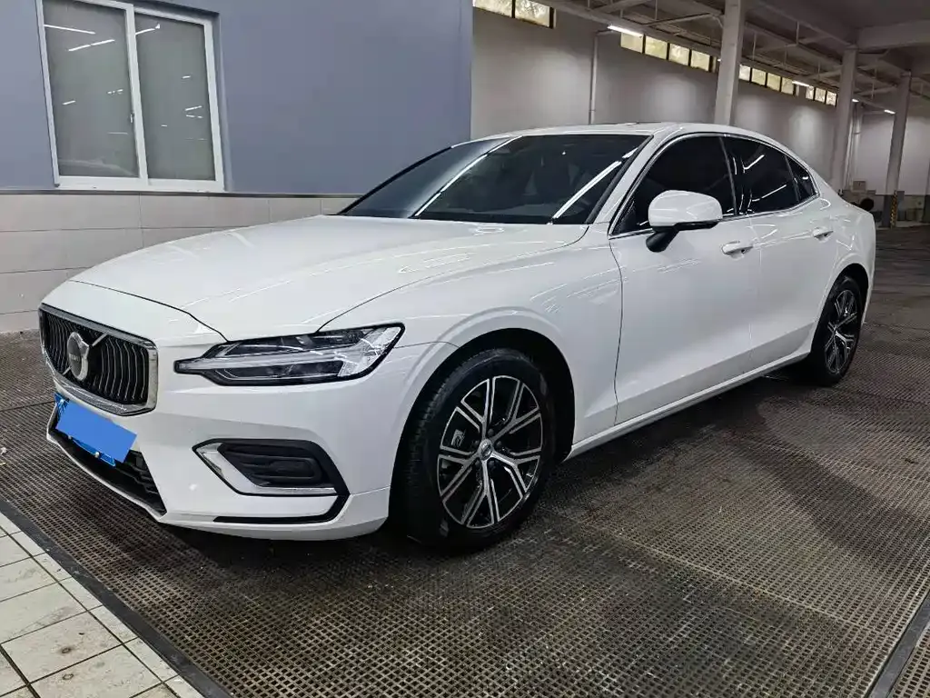 Volvo S60 — фото 1