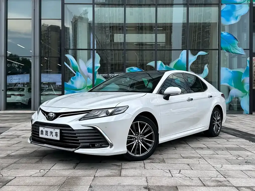 Toyota Camry — фото 1