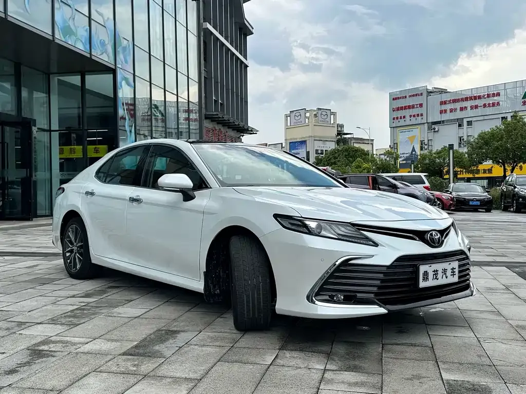 Toyota Camry — фото 2