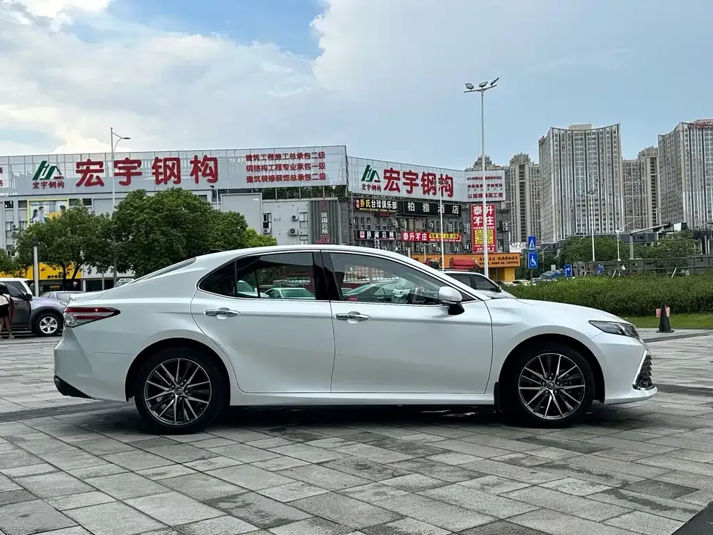 Toyota Camry — фото 3