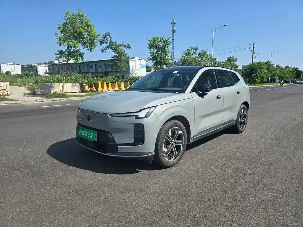 Volvo XC70 Plug-in Hybrid — фото 1