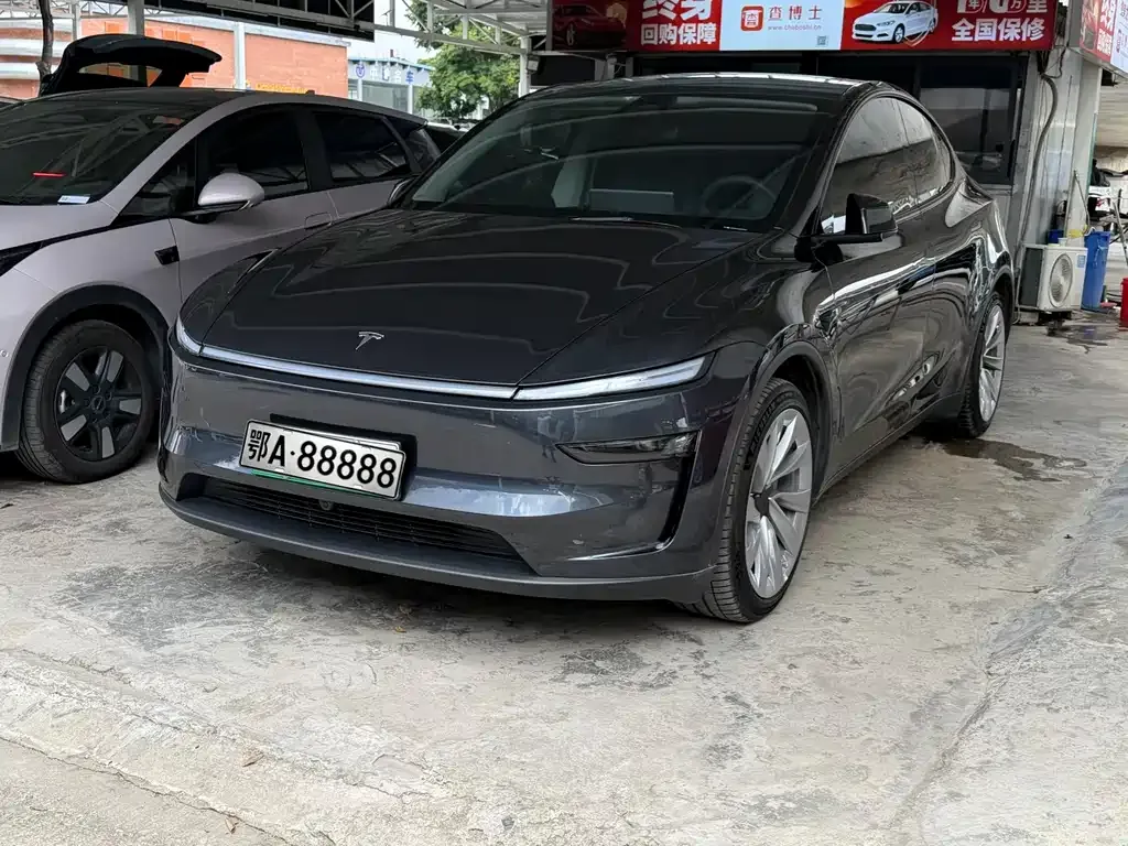 Tesla Model Y — фото 1