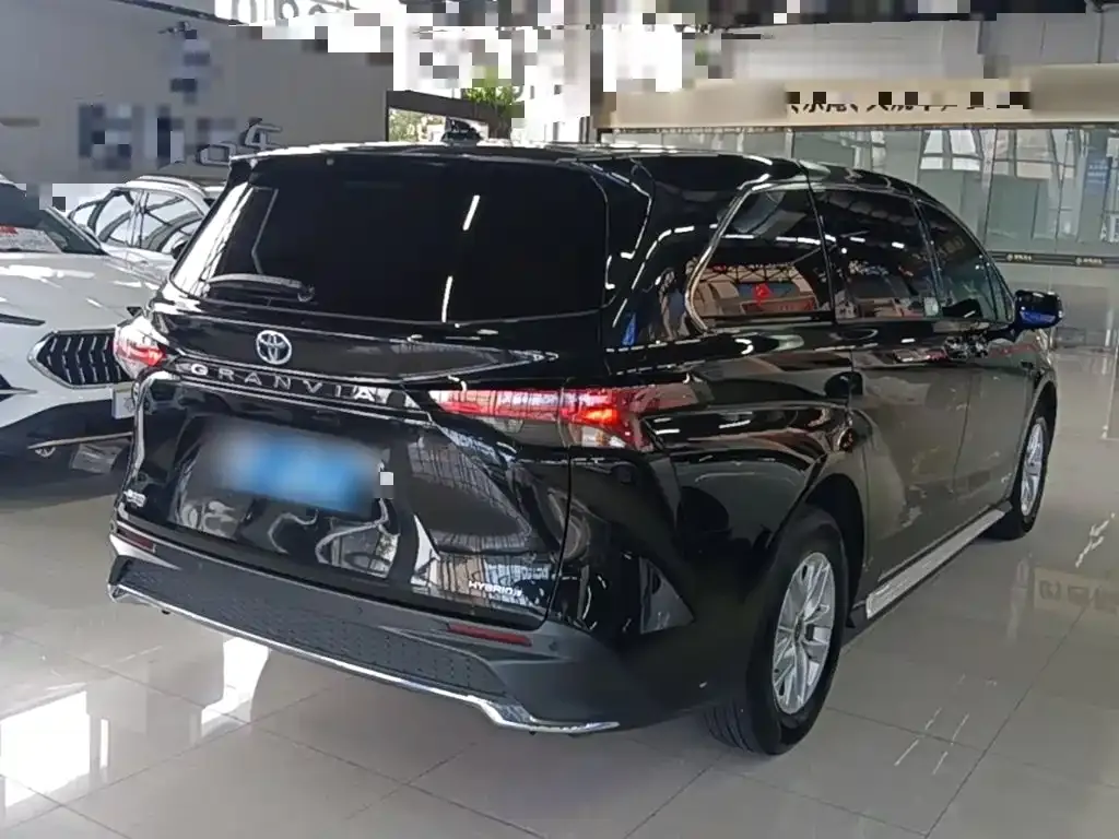 Toyota Granvia — фото 10