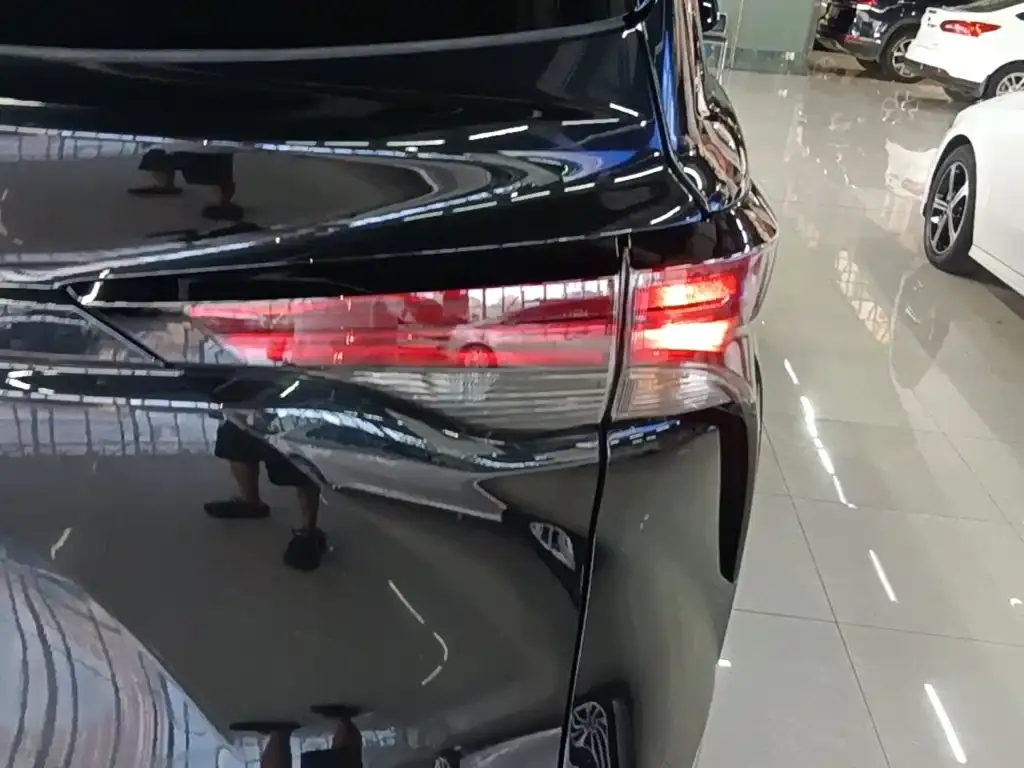 Toyota Granvia — фото 3