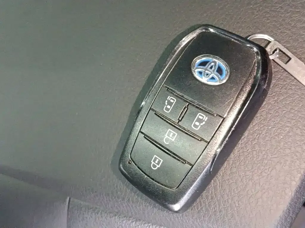 Toyota Granvia — фото 7