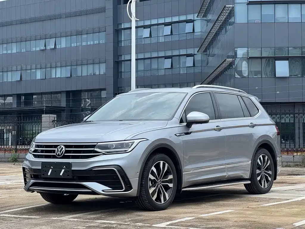 Volkswagen Tiguan L — фото 1