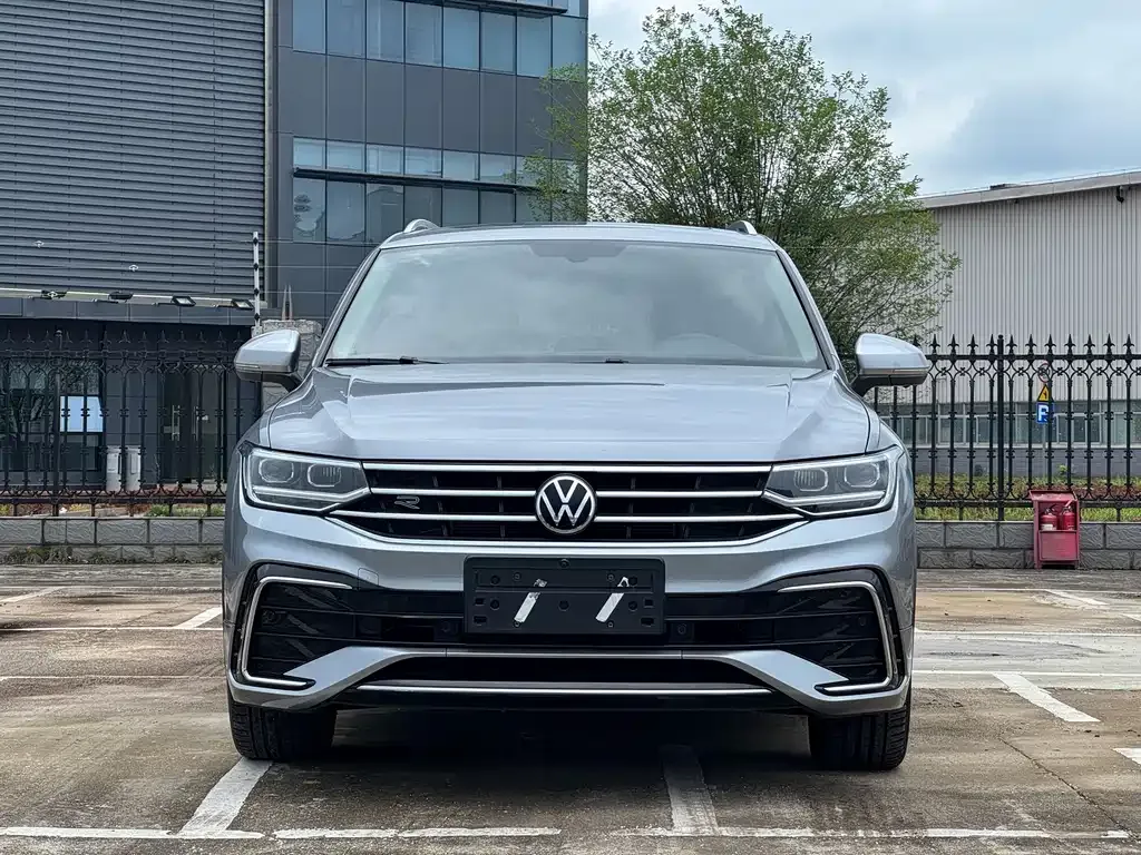 Volkswagen Tiguan L — фото 9