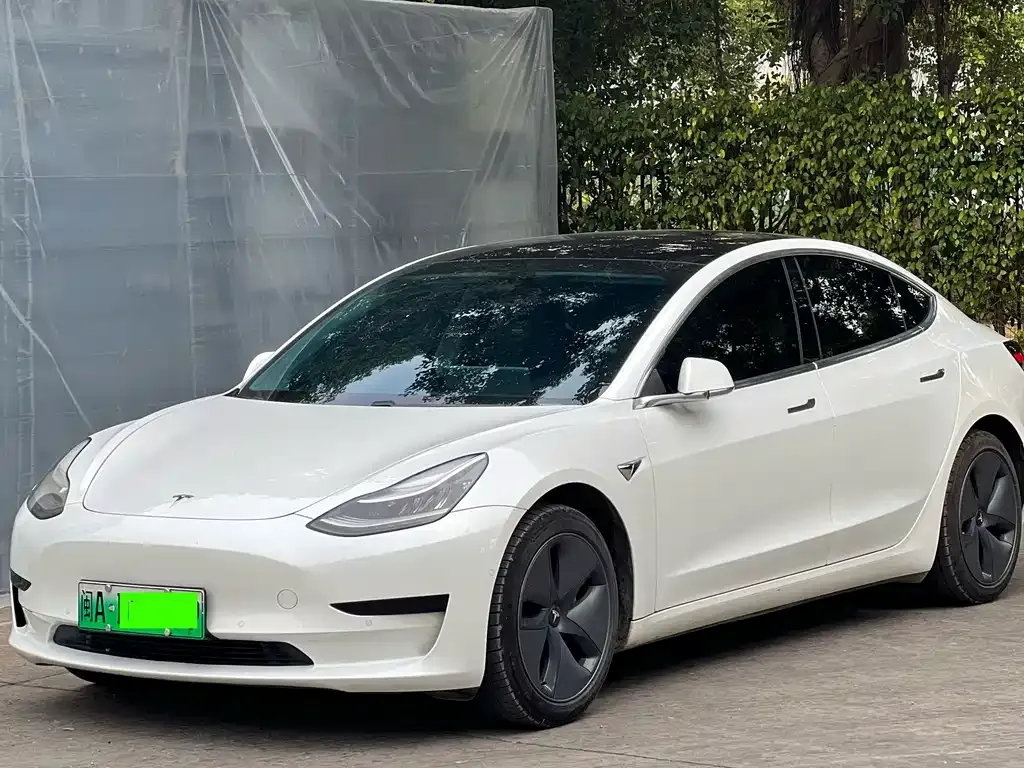 Tesla Model 3 — фото 1