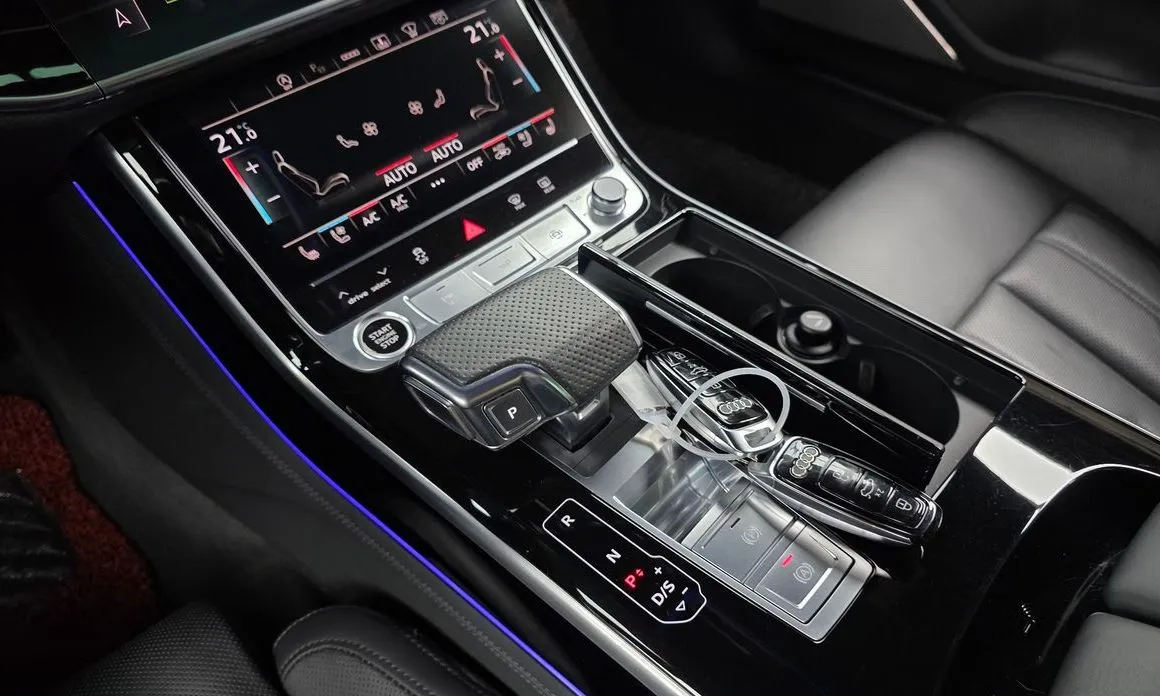 Audi A8 — фото 7