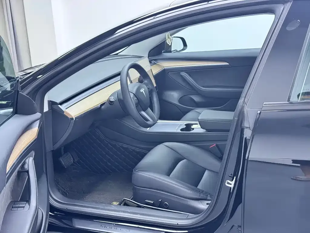 Tesla Model 3 — фото 10