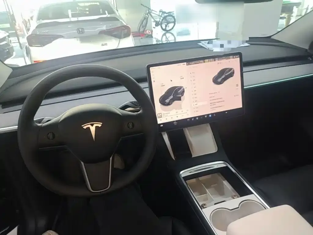 Tesla Model Y — фото 10