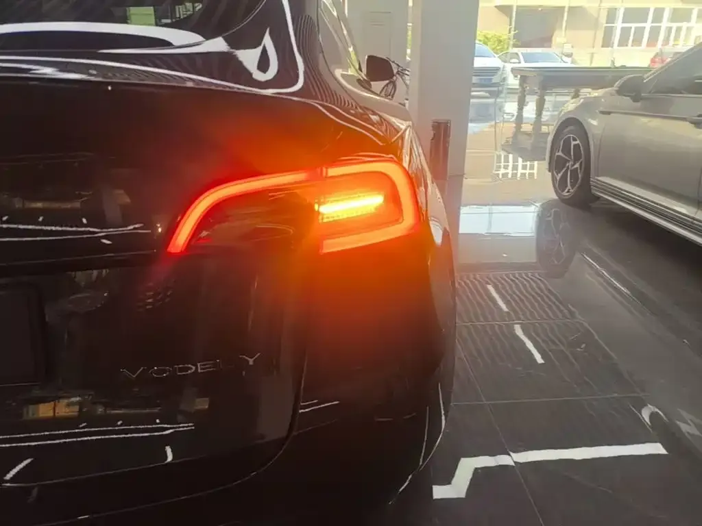 Tesla Model Y — фото 4