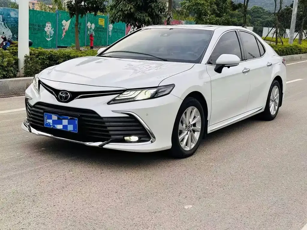 Toyota Camry — фото 1