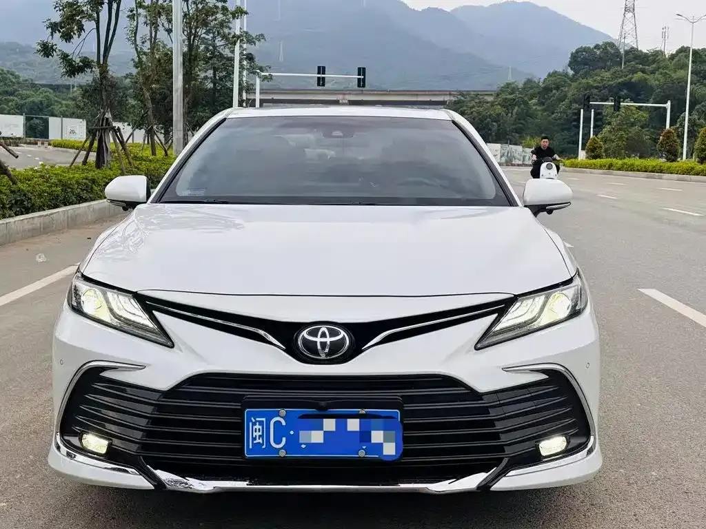 Toyota Camry — фото 2