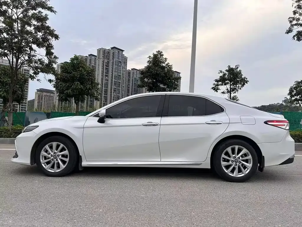 Toyota Camry — фото 5