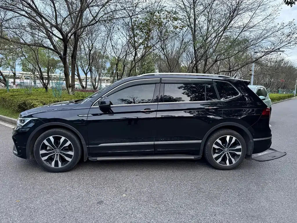 Volkswagen Tiguan L — фото 9