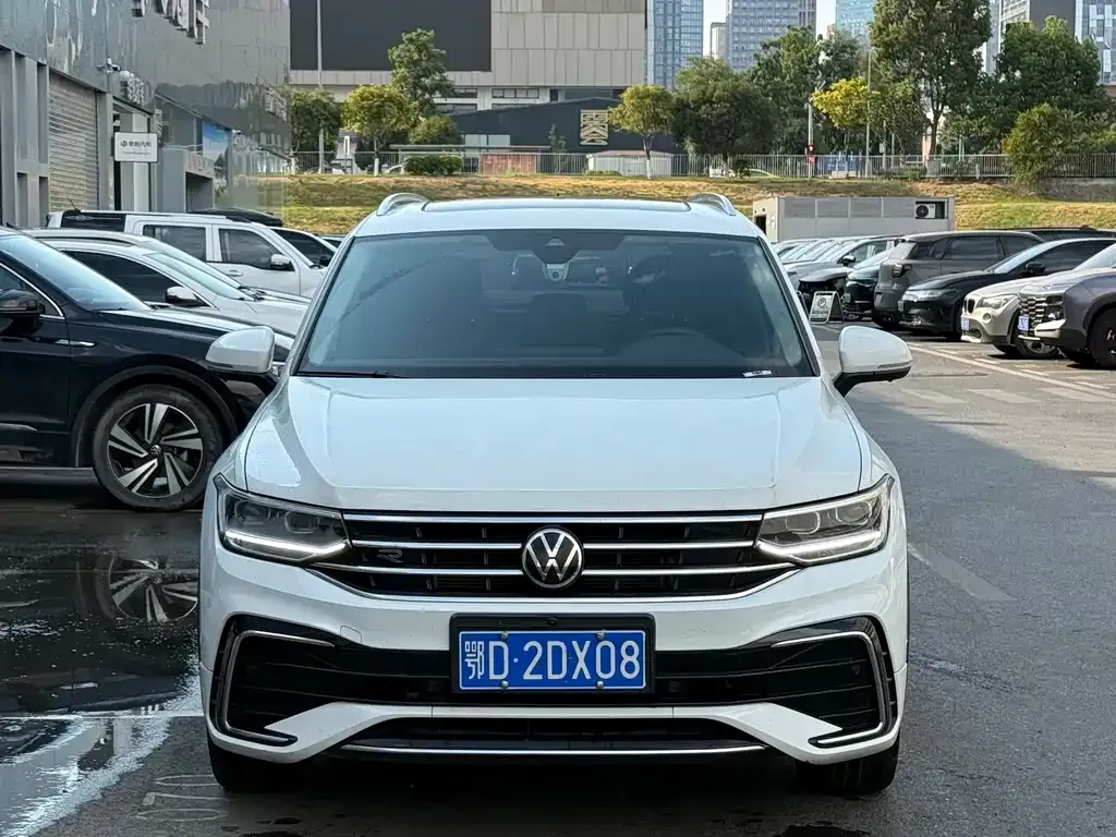 Volkswagen Tiguan L — фото 7