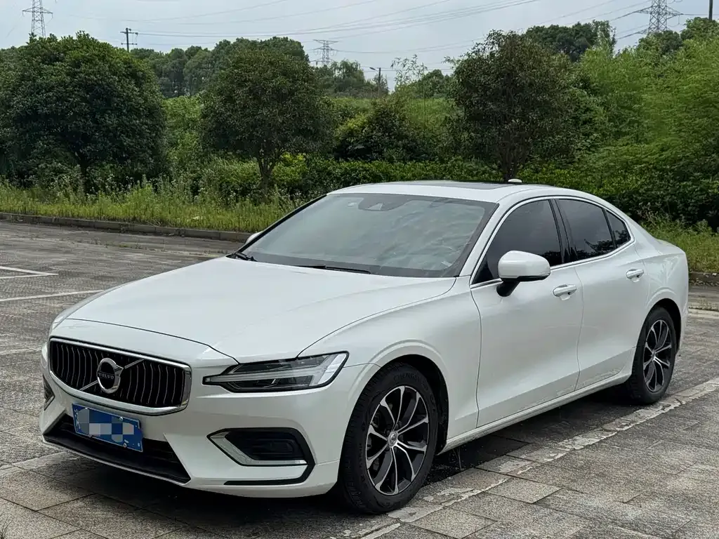 Volvo S60 — фото 1