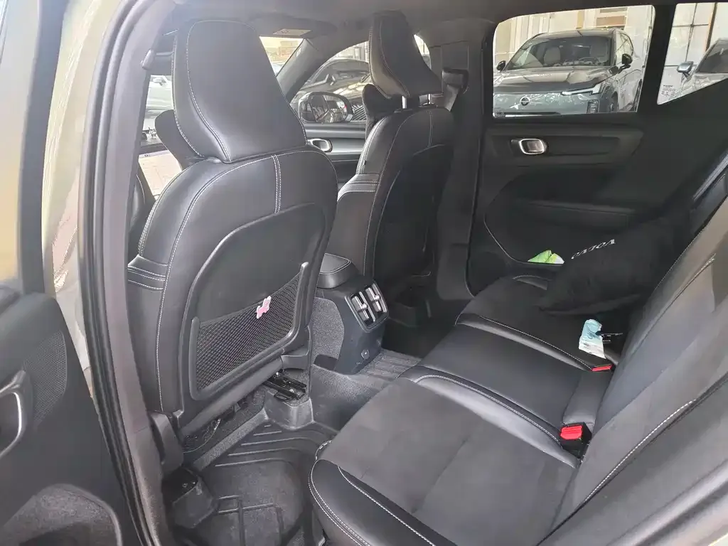 Volvo XC40 NEV — фото 2