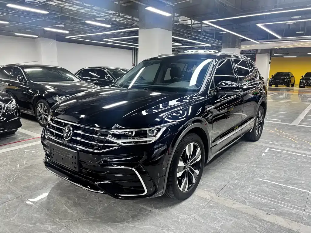 Volkswagen Tiguan L — фото 1