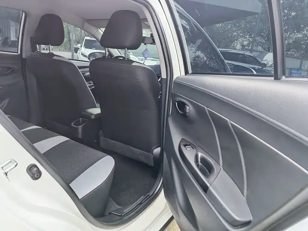 Toyota Yaris L — фото 3