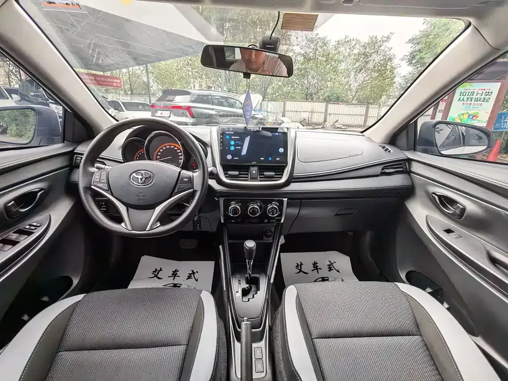 Toyota Yaris L — фото 9