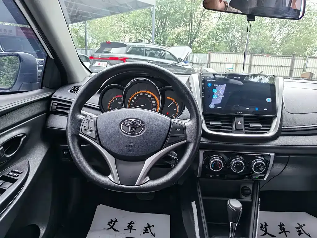 Toyota Yaris L — фото 8