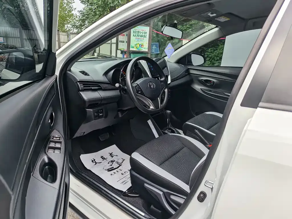 Toyota Yaris L — фото 5