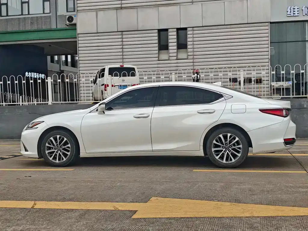 Lexus ES — фото 4