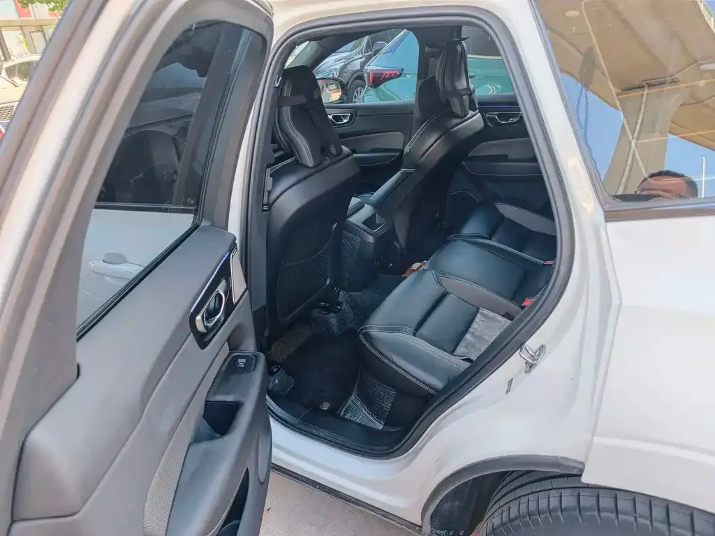 Volvo XC60 — фото 2