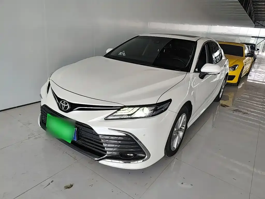 Toyota Camry — фото 1