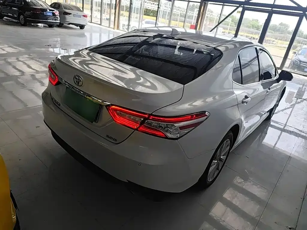 Toyota Camry — фото 10
