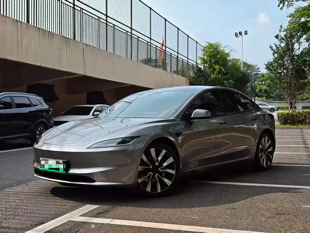 Tesla Model 3 — фото 1