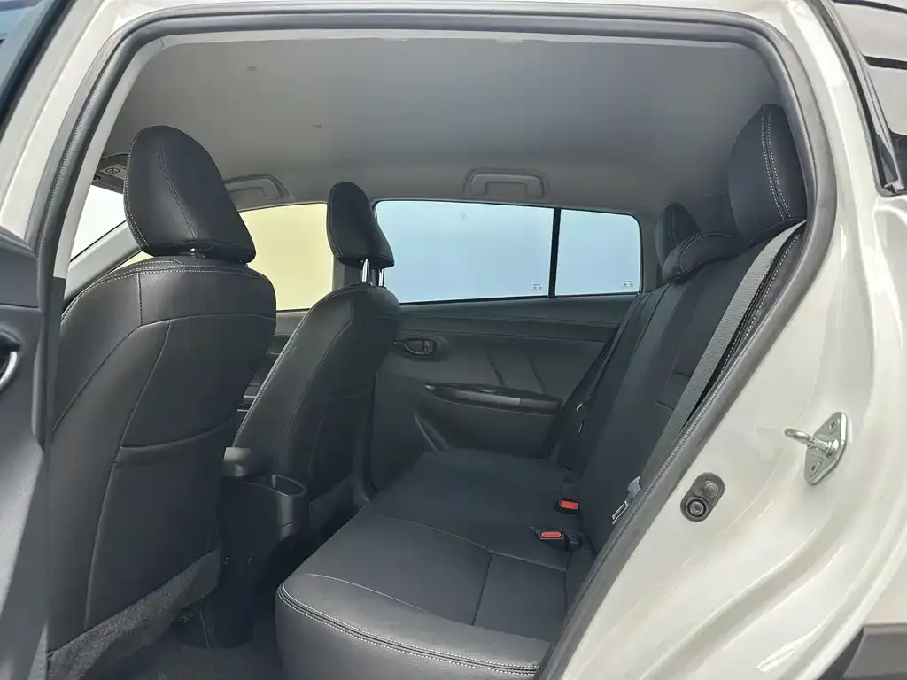 Toyota Yaris L — фото 3