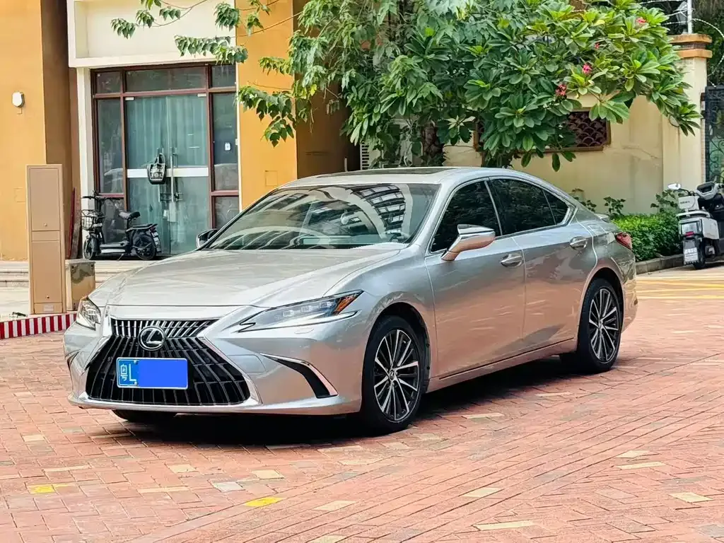 Lexus ES — фото 1