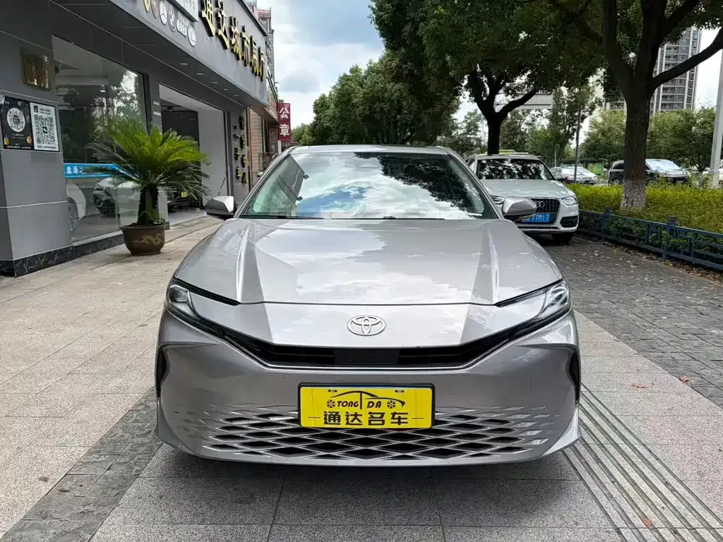 Toyota Camry — фото 1