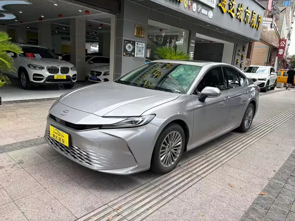 Toyota Camry — фото 2