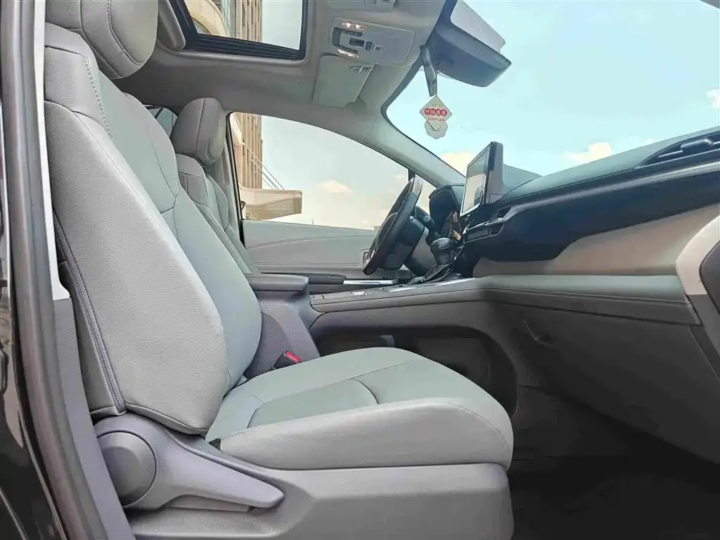 Toyota Granvia — фото 7
